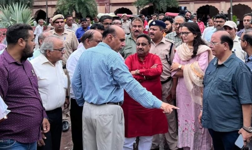 MP Praveen Khandelwal Conducts a Inspection to Chandni Chowk & Khari Baoli; Orders Immediate Action on Key Civic Issues