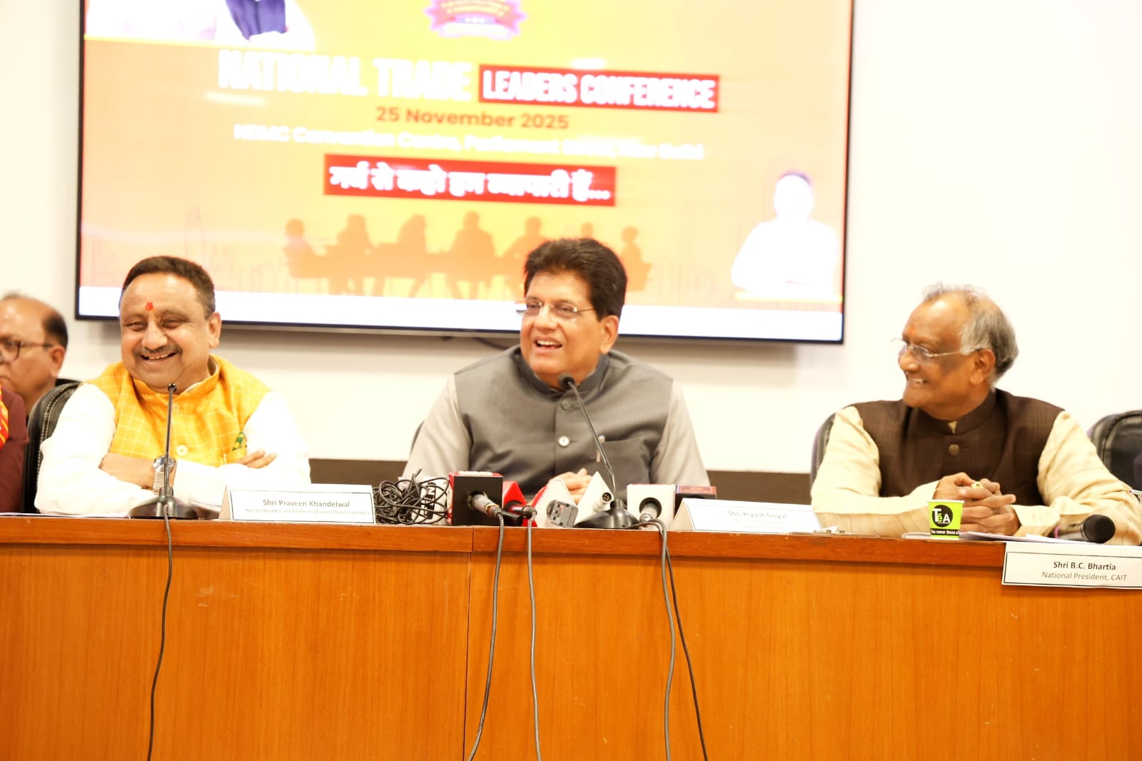 पियूष गोयल ने कैट को आईटीपीओ के सहयोग से दिल्ली में देश का अब तक का सबसे बड़ा “स्वदेशी मेला” आयोजित करने का आह्वान किया  देश के 28 राज्यों से आए 200 से अधिक व्यापारिक नेताओं ने नई दिल्ली में कैट राष्ट्रीय व्यापार नेतृत्व सम्मेलन में भाग लिया