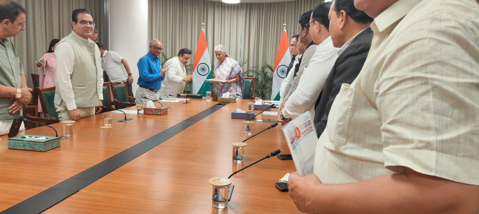एमडीआर के विरोध में ‘नो यूपीआई डे’ का आह्वान वापस  यूपीआई मुद्दे पर देश भर के वरिष्ठ व्यापारिक नेताओं के प्रतिनिधिमंडल ने वित्त मंत्री से की मुलाकात